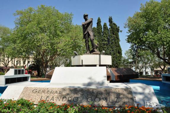 Homenagem a um general vitorioso em batalhas contra tropas invasoras brasileiras, na praça central de Paysandú, no Uruguai